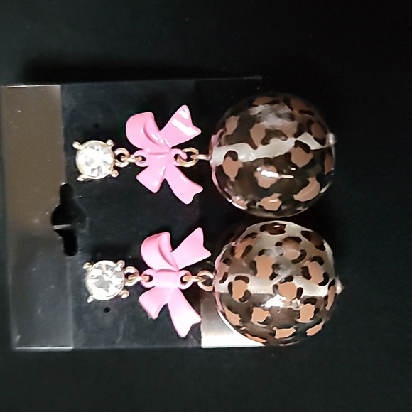 Vintage BETSEY JOHNSON Leaping Leopards Pink Bow & Lucite Leopard Ball Earrings. - Picture 1 of 6